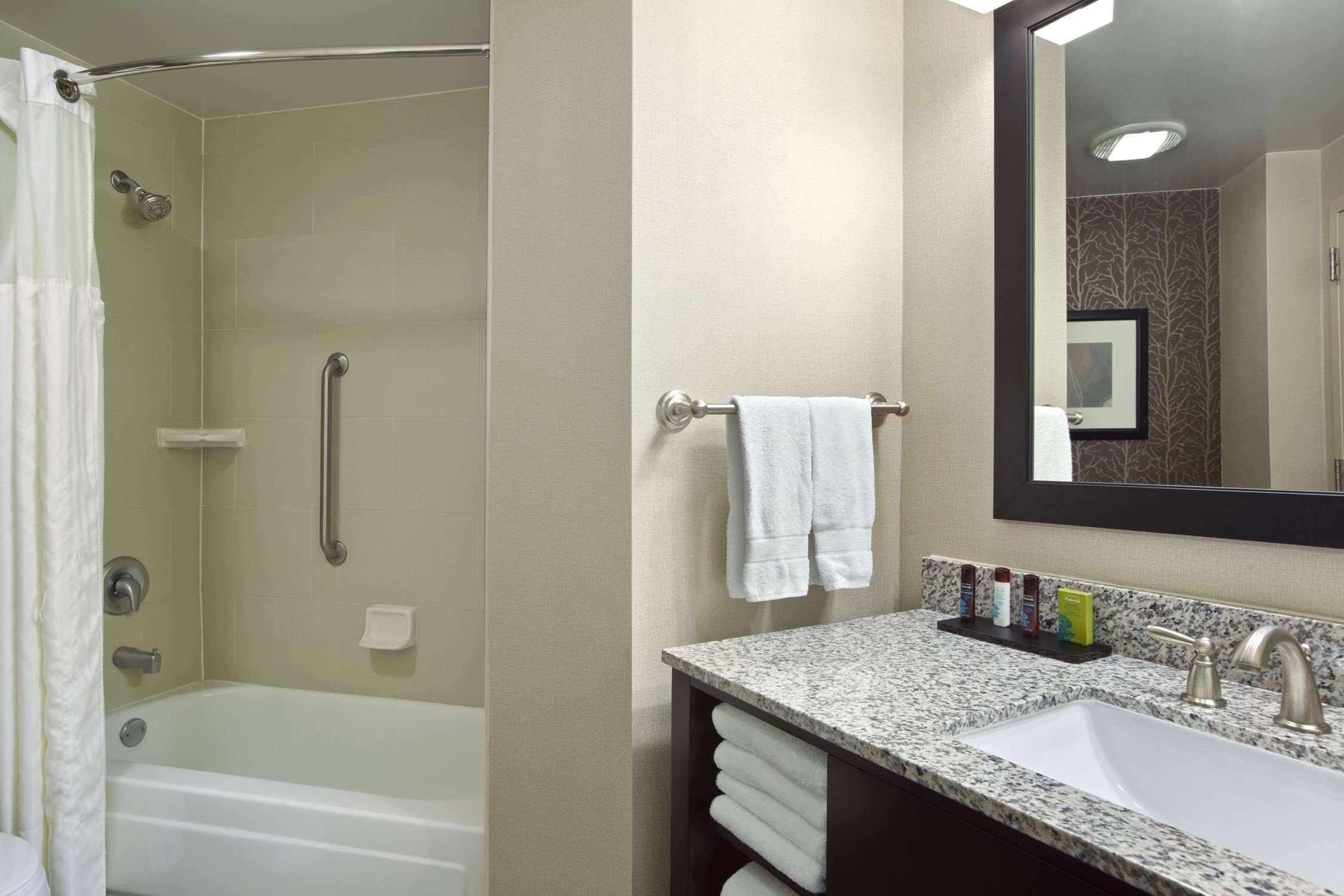 Embassy Suites By Hilton St Louis Airport Bridgeton Habitación foto